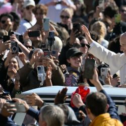 El papa León XIV saluda a la multitud durante la audiencia general semanal en la Plaza de San Pedro en el Vaticano. | Foto:Tiziana Fabi / AFP