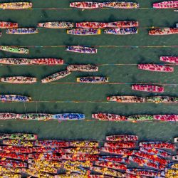 Imagen tomada con un dron de botes preparándose para participar en el Festival de Botes de Qintong, llevado a cabo en el Parque Nacional de Humedales de Qinhu, en la provincia de Jiangsu, en el este de China. | Foto:Xinhua/Yang Yugang