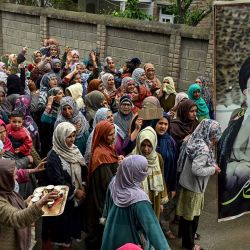 Musulmanes chiítas portando un cartel del ayatolá Ali Khamenei, líder supremo asesinado de Irán, celebran mientras marchan por una calle tras el acuerdo de alto el fuego de dos semanas alcanzado entre Estados Unidos e Irán, en Srinagar, India. El acuerdo se alcanzó apenas una hora antes de la fecha límite del 8 de abril fijada por el presidente estadounidense para arrasar el país, lo que generó alivio y preocupación a nivel mundial. | Foto:HABIB NAQASH / AFP