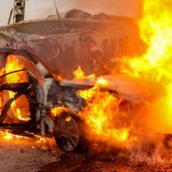 Se elevan las llamas tras un ataque con dron contra el vehículo del periodista palestino Mohammed Washeha. Al Jazeera informó que uno de sus periodistas, Mohammed Washeha, falleció cuando un dron israelí atacó su automóvil en Gaza. | Foto:OMAR AL-QATTAA / AFP