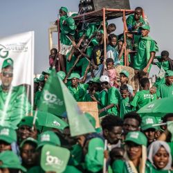 Simpatizantes del presidente en funciones de Yibuti y candidato presidencial, Ismail Omar Guelleh, se reúnen para escuchar discursos en su último mitin de campaña en el Estadio Gouled de Yibuti, antes de las elecciones presidenciales. | Foto:LUIS TATO / AFP