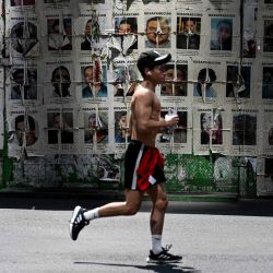 Una persona corre por la ruta ciclista dominical frente a un tramo de la barandilla metálica en la llamada "Rotonda de los Desaparecidos", cubierta de fotografías de personas desaparecidas, en la Ciudad de México. El Comité de las Naciones Unidas contra las Desapariciones Forzadas (CED) solicitará que el caso de México sea remitido a la Asamblea General, una medida que el gobierno calificó de "parcial". El CED afirmó que su decisión se basa en información que indica que en México se han cometido y se siguen cometiendo desapariciones forzadas, que constituyen crímenes de lesa humanidad. | Foto:YURI CORTEZ / AFP
