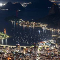 Vista nocturna de la bahía de Guanabara tomada desde el monte Corcovado en el Parque Nacional de Tijuca, en Río de Janeiro, Brasil. | Foto:PABLO PORCIUNCULA / AFP