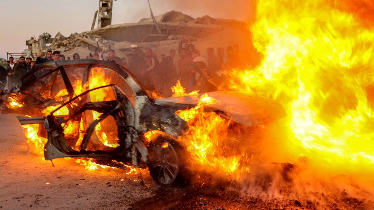 Se elevan las llamas tras un ataque con dron contra el vehículo del periodista palestino Mohammed Washeha. Al Jazeera informó que uno de sus periodistas, Mohammed Washeha, falleció cuando un dron israelí atacó su automóvil en Gaza. | Foto:OMAR AL-QATTAA / AFP