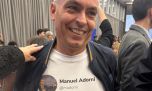 El diputado Esteban Paulón mostró su irónica remera dedicada a Adorni