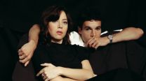 Aubrey Plaza y Chris Abbott