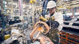 Crisis en la industria: casi 5 de cada 10 insumos son más caros en Argentina.