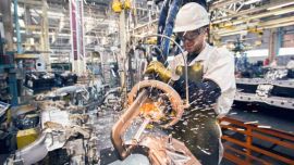 La industria se derrumbó 8,7% interanual en febrero y acumula 8 meses en baja, según el INDEC