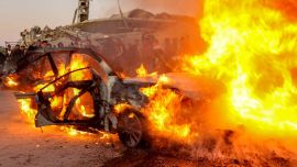 Se elevan las llamas tras un ataque con dron contra el vehículo del periodista palestino Mohammed Washeha. Al Jazeera informó que uno de sus periodistas, Mohammed Washeha, falleció cuando un dron israelí atacó su automóvil en Gaza.