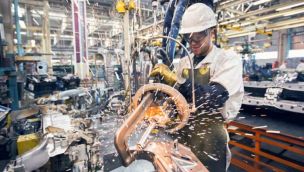 Crisis en la industria: casi 5 de cada 10 insumos son más caros en Argentina.