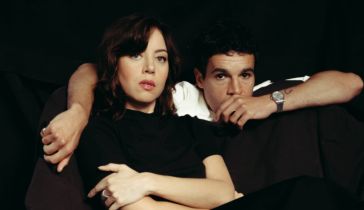 Aubrey Plaza y Chris Abbott