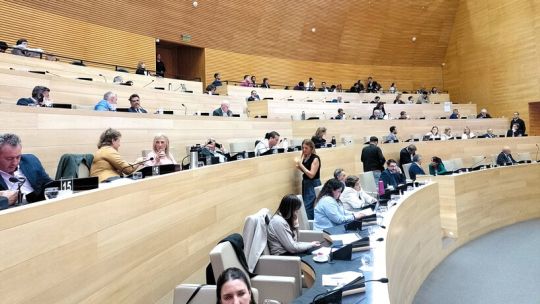 EN VIVO: La Legislatura Córdoba debate la ley que prohíbe limpiavidrios y habilita arrestos a naranjitas ilegales