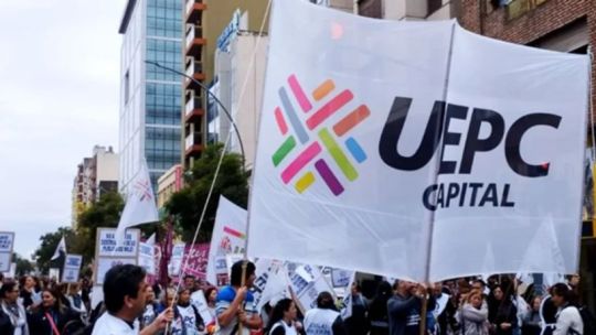 UEPC Capital marcha con antorchas en Córdoba en medio del conflicto salarial docente