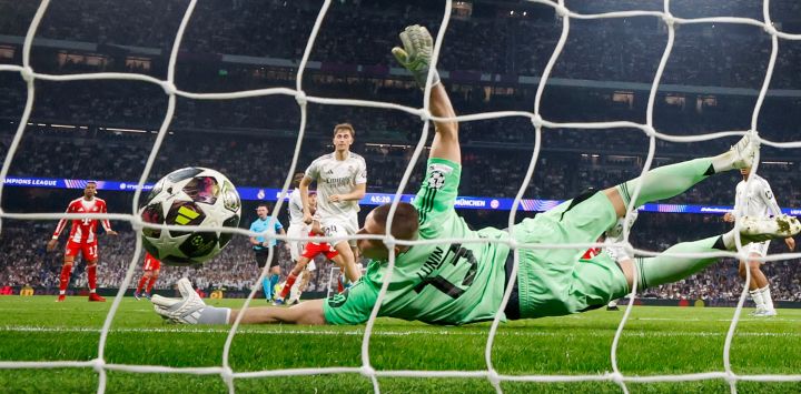 El arquero ucraniano del Real Madrid, Andriy Lunin, no logra detener el gol que puso el 0-2 parcial en el marcador, obra del delantero inglés del Bayern de Múnich, Harry Kane, durante el partido de ida de los cuartos de final de la Liga de Campeones de la UEFA entre el Real Madrid CF y el FC Bayern de Múnich, disputado en el estadio Santiago Bernabéu de Madrid.