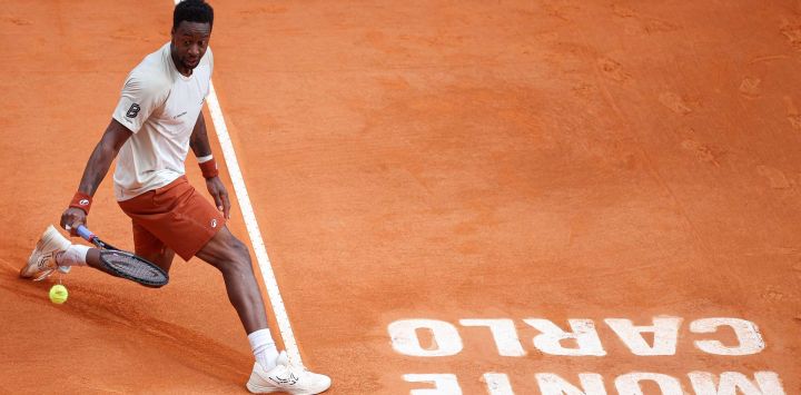 El francés Gael Monfils devuelve un revés al kazajo Alexander Bublik durante el partido de dieciseisavos de final del torneo ATP Masters Series de Montecarlo, disputado en la pista Rainier III del Monte-Carlo Country Club en Roquebrune-Cap-Martin, al sureste de Francia.
