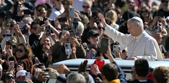 El papa León XIV saluda a la multitud durante la audiencia general semanal en la Plaza de San Pedro en el Vaticano.