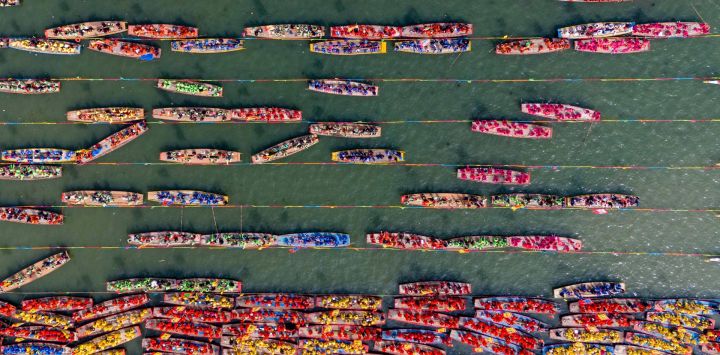 Imagen tomada con un dron de botes preparándose para participar en el Festival de Botes de Qintong, llevado a cabo en el Parque Nacional de Humedales de Qinhu, en la provincia de Jiangsu, en el este de China.