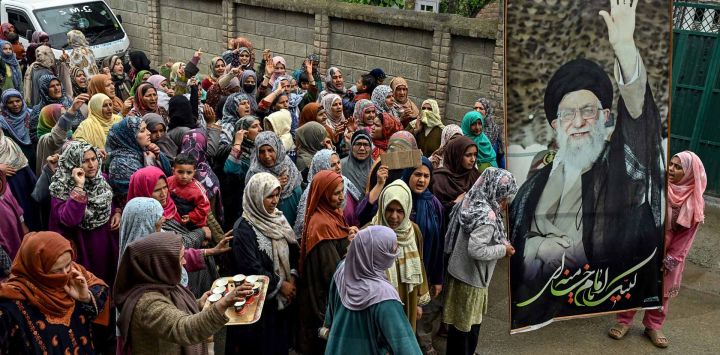 Musulmanes chiítas portando un cartel del ayatolá Ali Khamenei, líder supremo asesinado de Irán, celebran mientras marchan por una calle tras el acuerdo de alto el fuego de dos semanas alcanzado entre Estados Unidos e Irán, en Srinagar, India. El acuerdo se alcanzó apenas una hora antes de la fecha límite del 8 de abril fijada por el presidente estadounidense para arrasar el país, lo que generó alivio y preocupación a nivel mundial.