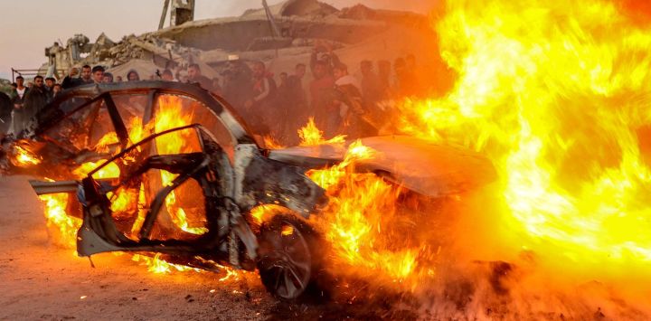 Se elevan las llamas tras un ataque con dron contra el vehículo del periodista palestino Mohammed Washeha. Al Jazeera informó que uno de sus periodistas, Mohammed Washeha, falleció cuando un dron israelí atacó su automóvil en Gaza.