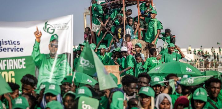 Simpatizantes del presidente en funciones de Yibuti y candidato presidencial, Ismail Omar Guelleh, se reúnen para escuchar discursos en su último mitin de campaña en el Estadio Gouled de Yibuti, antes de las elecciones presidenciales.