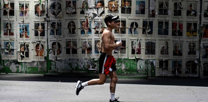 Una persona corre por la ruta ciclista dominical frente a un tramo de la barandilla metálica en la llamada "Rotonda de los Desaparecidos", cubierta de fotografías de personas desaparecidas, en la Ciudad de México. El Comité de las Naciones Unidas contra las Desapariciones Forzadas (CED) solicitará que el caso de México sea remitido a la Asamblea General, una medida que el gobierno calificó de "parcial". El CED afirmó que su decisión se basa en información que indica que en México se han cometido y se siguen cometiendo desapariciones forzadas, que constituyen crímenes de lesa humanidad.