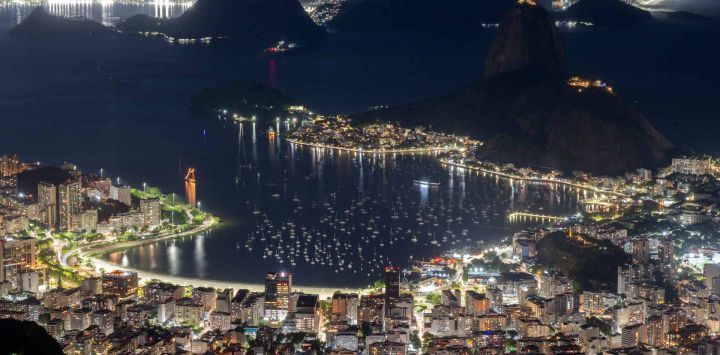 Vista nocturna de la bahía de Guanabara tomada desde el monte Corcovado en el Parque Nacional de Tijuca, en Río de Janeiro, Brasil.