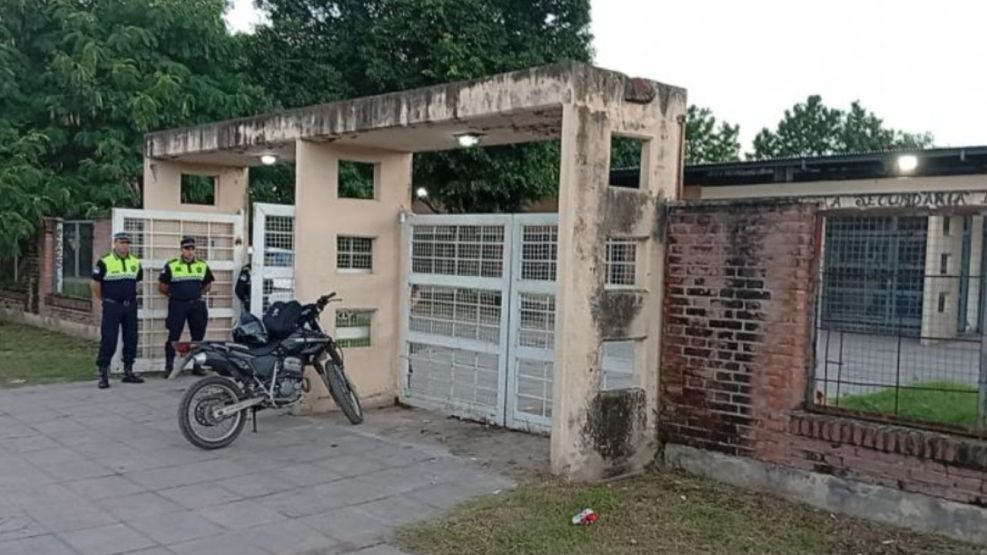 Frente de la escuela El Salvador