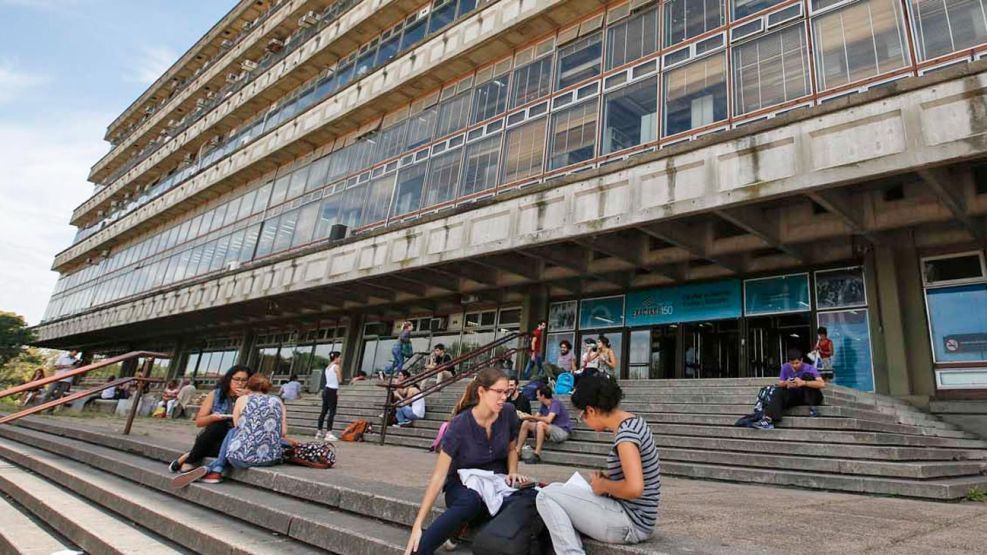 La UBA sigue entre las 50 mejores del mundo.