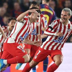 El delantero argentino del Atlético de Madrid, Julián Álvarez, celebra el primer gol de su equipo junto al delantero francés del Atlético de Madrid, Antoine Griezmann, durante el partido de ida de los cuartos de final de la Liga de Campeones de la UEFA entre el FC Barcelona y el Club Atlético de Madrid en el Camp Nou de Barcelona. | Foto:Josep Lago / AFP
