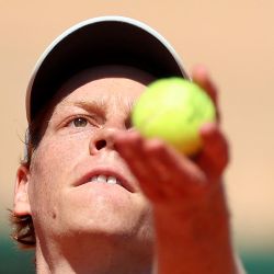 El italiano Jannik Sinner observa la pelota mientras saca contra el checo Tomas Machac durante su partido de octavos de final del torneo ATP Masters Series de Montecarlo, disputado en la pista Rainier III del Monte-Carlo Country Club en Roquebrune-Cap-Martin, al sureste de Francia. | Foto:Valery Hache / AFP