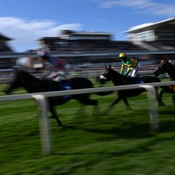 El jinete irlandés Richie McLernon compite con Hercule Du Seuil en la carrera Red Rum Handicap Chase durante la jornada inaugural del Festival Nacional de Carreras de Caballos en el hipódromo de Aintree, en Liverpool, al noroeste de Inglaterra. | Foto:Paul Ellis / AFP