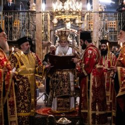 El patriarca ortodoxo griego de Jerusalén, Teófilo III, inicia la ceremonia del lavamiento de pies en la Iglesia del Santo Sepulcro en la Ciudad Vieja de Jerusalén. Israel anunció que comenzaría a flexibilizar las restricciones impuestas en tiempos de guerra a las reuniones públicas, las escuelas y los aeropuertos tras la tregua entre Estados Unidos e Irán. | Foto:JOHN WESSELS / AFP