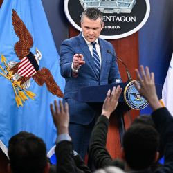 El secretario de Defensa de Estados Unidos, Pete Hegseth, responde preguntas durante una rueda de prensa en el Pentágono, en Washington D.C.. Estados Unidos e Irán acordaron un alto el fuego de dos semanas el 7 de abril, apenas una hora antes de la fecha límite fijada por el presidente Donald Trump para aniquilar el país, lo que generó alivio y preocupación a nivel mundial. Teherán accedió a reabrir temporalmente el estrecho de Ormuz, por donde transita gran parte del petróleo, el gas y los fertilizantes del mundo, lo que alivió la preocupación por la maltrecha economía global. | Foto:Mandel Ngan / AFP