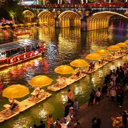 Imagen de turistas navegando en balsas de bambú para disfrutar del paisaje en un río, en el distrito de Xuan'en, en la provincia de Hubei, en el centro de China. | Foto:Xinhua/Song Wen