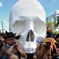 Indígenas portan la escultura de una calavera durante una marcha hacia el edificio del Congreso en el marco del Acampamento Terra Livre (ATL), el encuentro anual indígena celebrado en Brasilia. Alrededor de 7.000 indígenas de diversos grupos étnicos participan en la protesta, que dura una semana, para exigir derechos sobre la tierra, justicia e igualdad de trato. | Foto:EVARISTO SA / AFP
