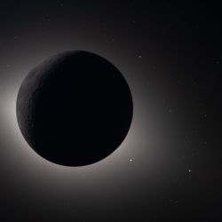 Esta fotografía, distribuida por la NASA, muestra la Luna eclipsando completamente al Sol, vista desde la nave espacial Orión. Los astronautas de Artemis II concluyeron su sobrevuelo lunar y continúan su viaje de regreso a la Tierra, trayendo consigo valiosas observaciones celestes, incluyendo cráteres lunares poco conocidos, un eclipse solar e impactos de meteoritos que, según los científicos, abrirán nuevas perspectivas. | Foto:Handout / NASA / AFP