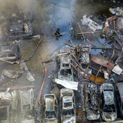 Un bombero camina junto a vehículos destruidos mientras sus compañeros intentan extinguir un incendio tras un ataque israelí en el barrio de Corniche al-Mazraa, en Beirut. Una serie de ataques israelíes sacudieron la capital libanesa sin previo aviso, provocando escenas de pánico. Los ataques israelíes contra el Líbano el 8 de abril, los más intensos desde que comenzó la guerra a principios de marzo, dejaron "decenas de muertos y cientos de heridos", según un balance preliminar del Ministerio de Salud. | Foto:Ibrahim Amro / AFP