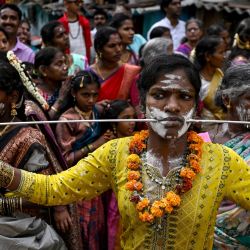 Una devota hindú, con las mejillas perforadas con una varilla de metal, participa en una procesión religiosa durante el festival Panguni Uthiram en Nueva Delhi, India. | Foto:ARUN SANKAR / AFP