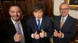 De izquierda a derecha, Ramiro Castiñeira, Javier Milei y Antonio Aracre tras la entrevista al Presidente en la TV Pública