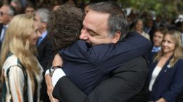 El efusivo abrazo entre Javier Milei y Manuel Adorni en el acto del 2 de abril por la Guerra de Malvinas