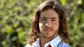 Así es la nueva vida de Elias Viñoles, el galán juvenil de las novelas de los años 2000: lejos de la televisión pero cerca del arte