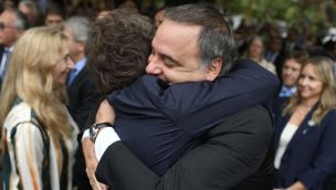 El efusivo abrazo entre Javier Milei y Manuel Adorni en el acto del 2 de abril por la Guerra de Malvinas
