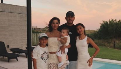 Camila Galante y Leandro Paredes junto a sus hijos