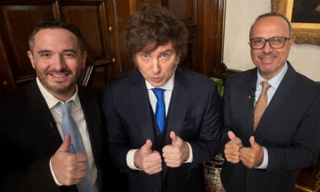 De izquierda a derecha, Ramiro Castiñeira, Javier Milei y Antonio Aracre tras la entrevista al Presidente en la TV Pública