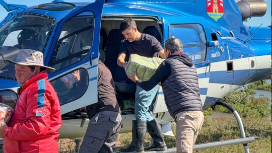 La Provincia asistió por aire a 16 familias aisladas por la crecida del río Dulce en el norte cordobés