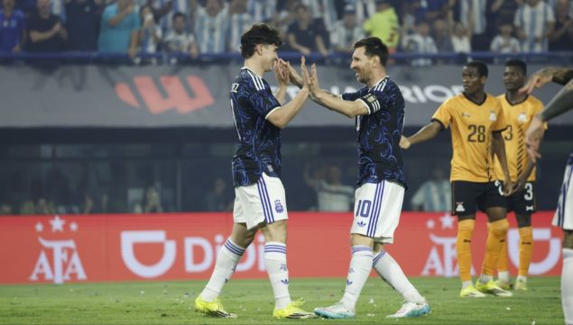 Lionel Messi y Julián Álvarez con la Selección Argentina