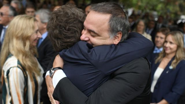 El efusivo abrazo entre Javier Milei y Manuel Adorni en el acto del 2 de abril por la Guerra de Malvinas