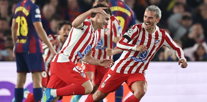 El delantero argentino del Atlético de Madrid, Julián Álvarez, celebra el primer gol de su equipo junto al delantero francés del Atlético de Madrid, Antoine Griezmann, durante el partido de ida de los cuartos de final de la Liga de Campeones de la UEFA entre el FC Barcelona y el Club Atlético de Madrid en el Camp Nou de Barcelona.