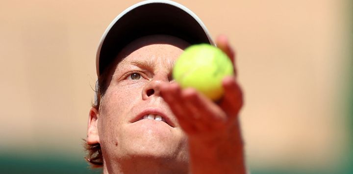 El italiano Jannik Sinner observa la pelota mientras saca contra el checo Tomas Machac durante su partido de octavos de final del torneo ATP Masters Series de Montecarlo, disputado en la pista Rainier III del Monte-Carlo Country Club en Roquebrune-Cap-Martin, al sureste de Francia.