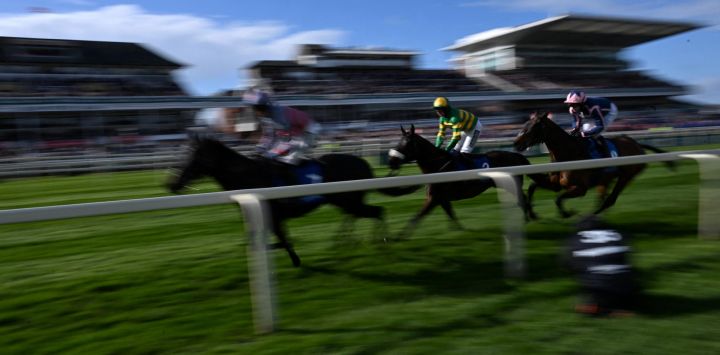 El jinete irlandés Richie McLernon compite con Hercule Du Seuil en la carrera Red Rum Handicap Chase durante la jornada inaugural del Festival Nacional de Carreras de Caballos en el hipódromo de Aintree, en Liverpool, al noroeste de Inglaterra.